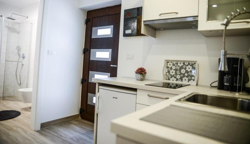Modern Getaway Studio For Two Ровин Екстериор снимка