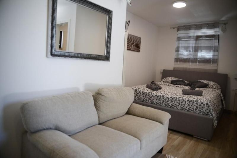 Modern Getaway Studio For Two Ровин Екстериор снимка