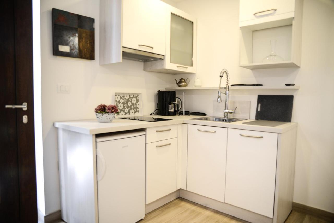 Modern Getaway Studio For Two Ровин Екстериор снимка