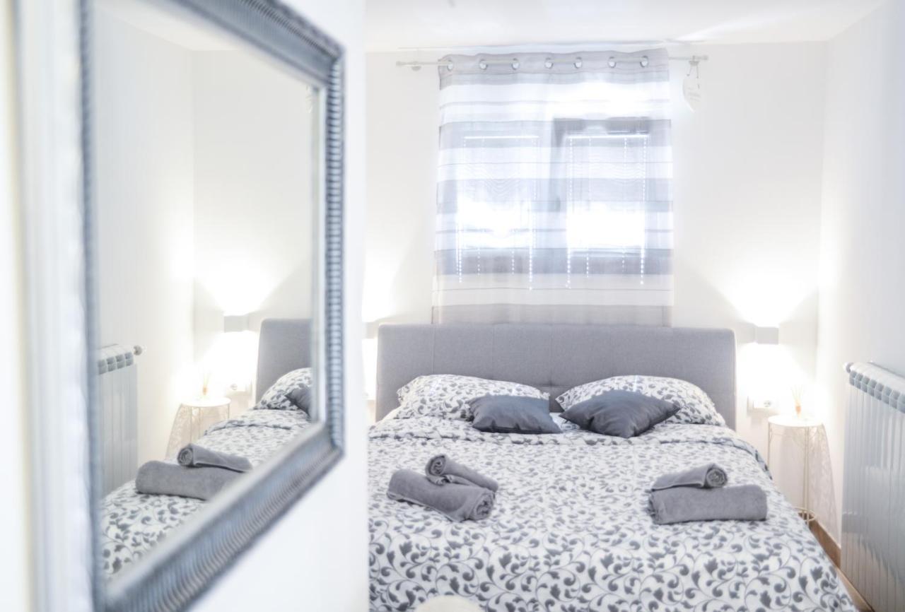 Modern Getaway Studio For Two Ровин Екстериор снимка