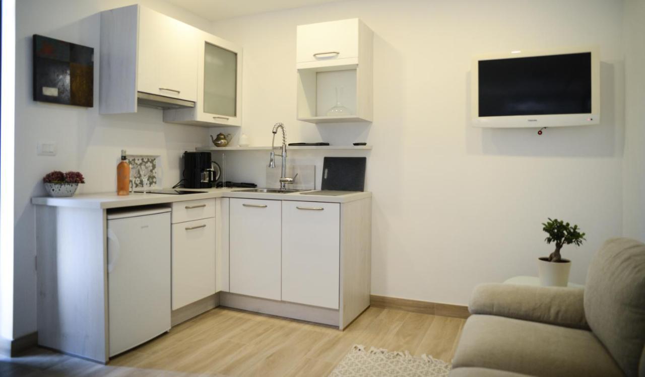 Modern Getaway Studio For Two Ровин Екстериор снимка